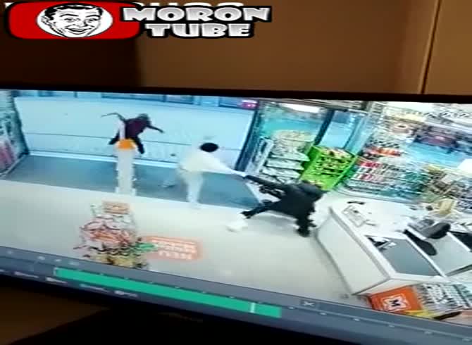 Video :A person assaults a business and the patrons within